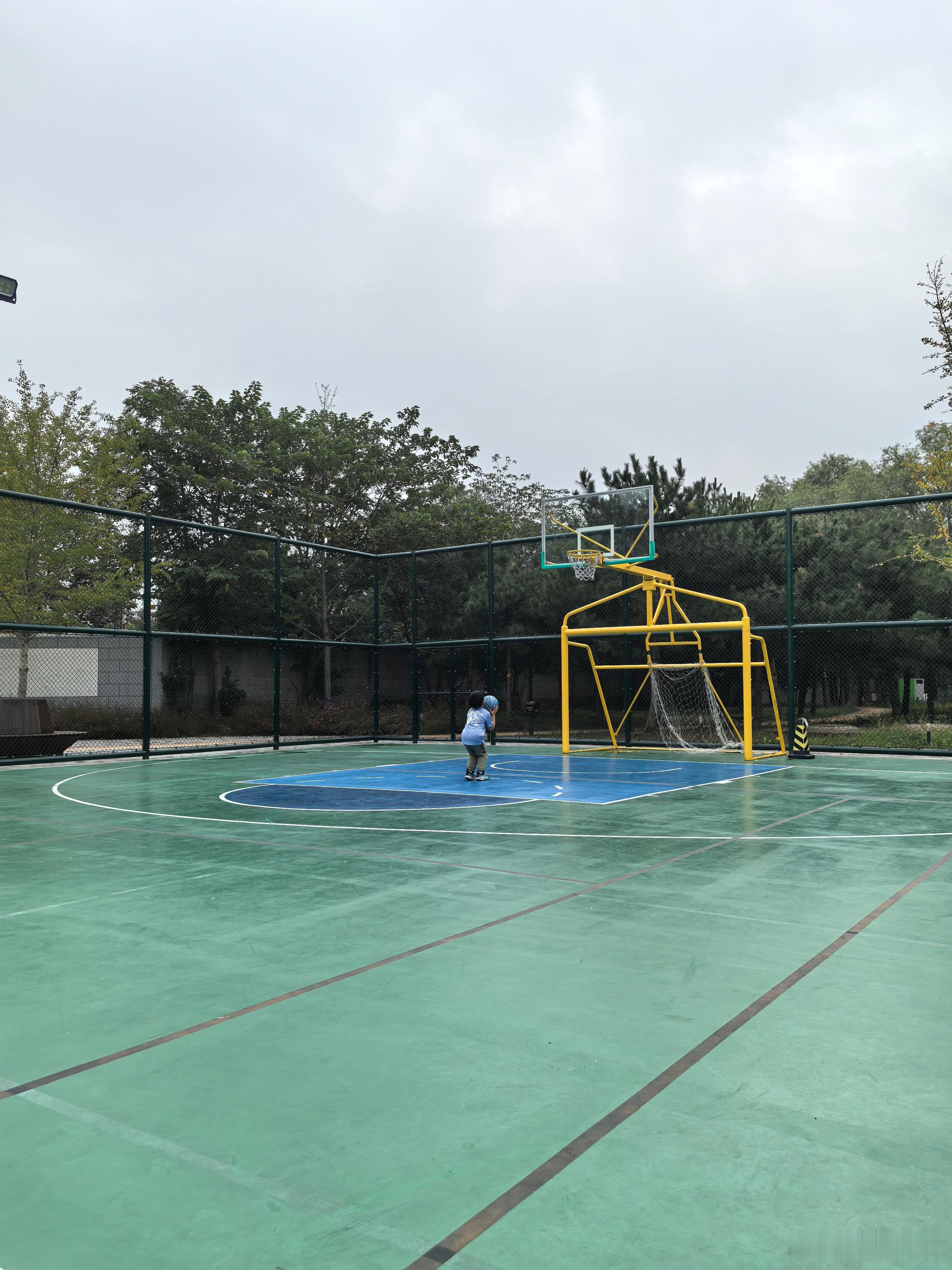 假期带娃练球🏀这地方不错，球场很多，半场全场都有免费球场，人不多[赢牛奶]运动就是坚持汗水不会说谎磨坊城市活力花园  ​​​