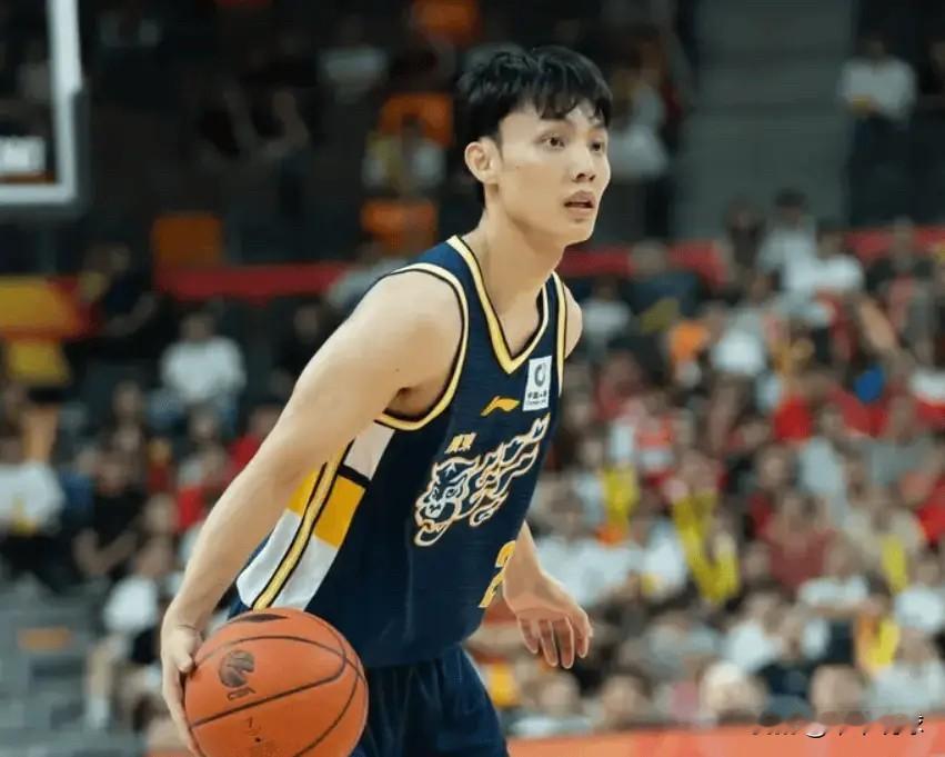 广东队后卫徐杰和胡明轩的表现真是大相径庭！在今天广东76-93不敌广州...