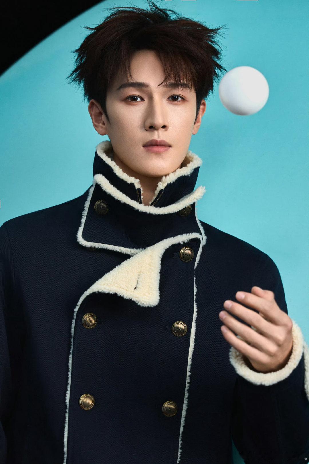 李昀锐｜#超级玩家芭莎之夜#

李昀锐亮相芭莎之夜活动造型，品牌大使身穿 Dior 2026冬季系列新装，藏青色双排扣翻毛领夹克，复古海军风剪裁，清俊绅士，完美驾驭Dior男装复古优雅格调，好帅的小林～

#BAZAARGALA2026# ​