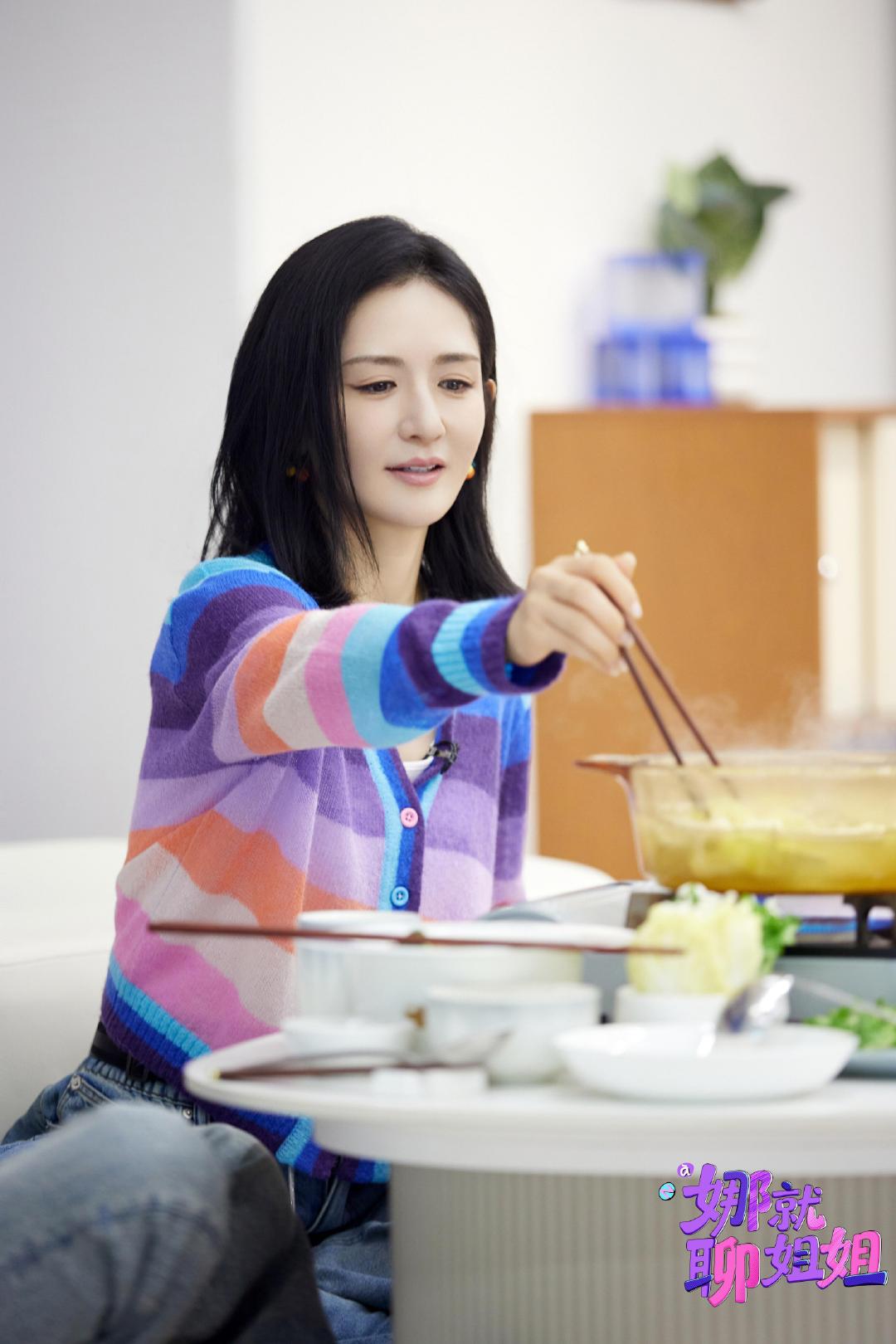 #谢娜宣布娜就聊姐姐开播#《娜就聊姐姐》正式开播，没有严肃的访谈套路，就是姐妹围坐在一起唠嗑，轻松又治愈，已经准备好蹲每一期的更新。 ​