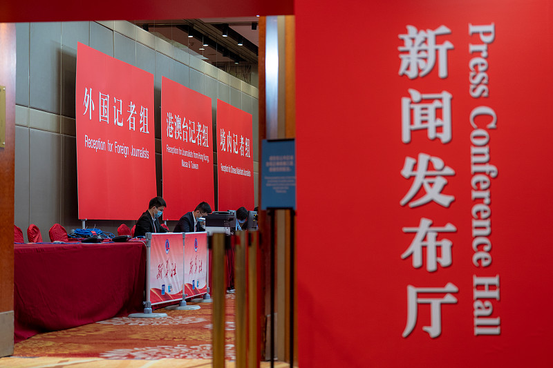当今国际局势复杂多变，我国周边多处领土主权面临挑战。台海方向，台独势力勾结外部势力不断挑衅；钓鱼岛海域，日方频频滋事；仁爱礁，菲律宾持续非法挑衅；藏南边境，边界争端尚未解决，四处博弈争执不下。
 
这些领土主权问题，都是我们的核心利益。中国领土一寸都不能少。我们坚持优先和平谈判协商解决争端，但绝不放