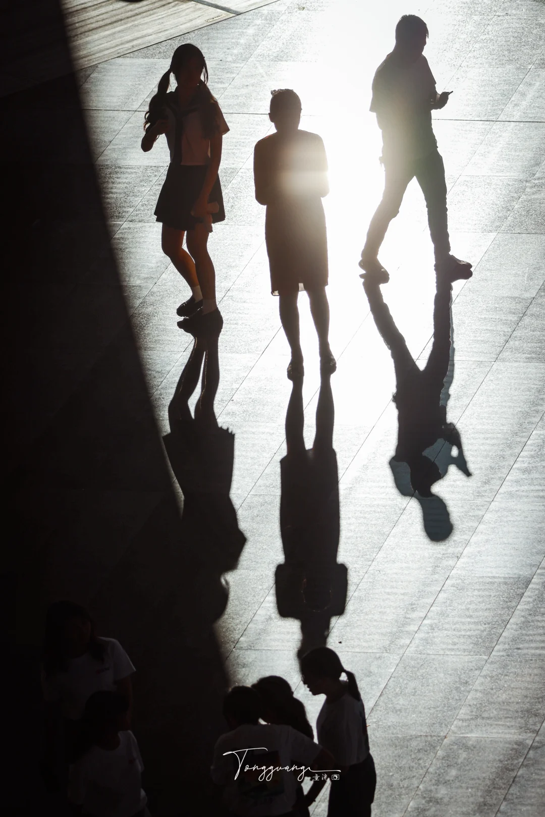 东站光影幻境：重庆的未来之窗 🌈‼️