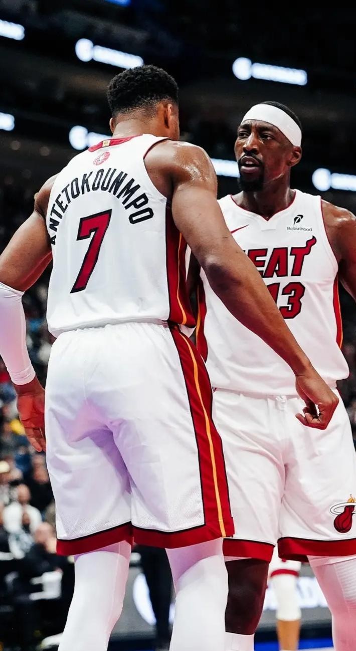 字母哥在热火对篮网的前三节打了23分钟，拿到20分15篮板9助攻3盖帽。热火队史此前没有人在一场完整比赛里做到过20分加15篮板加9助攻加3盖帽。他10投8中，两分球全进，三分球没进。正负值+15。
这是2026年10月15日，季前赛。
三个月前，他还在密尔沃基。2026年6月23日，Shams报道