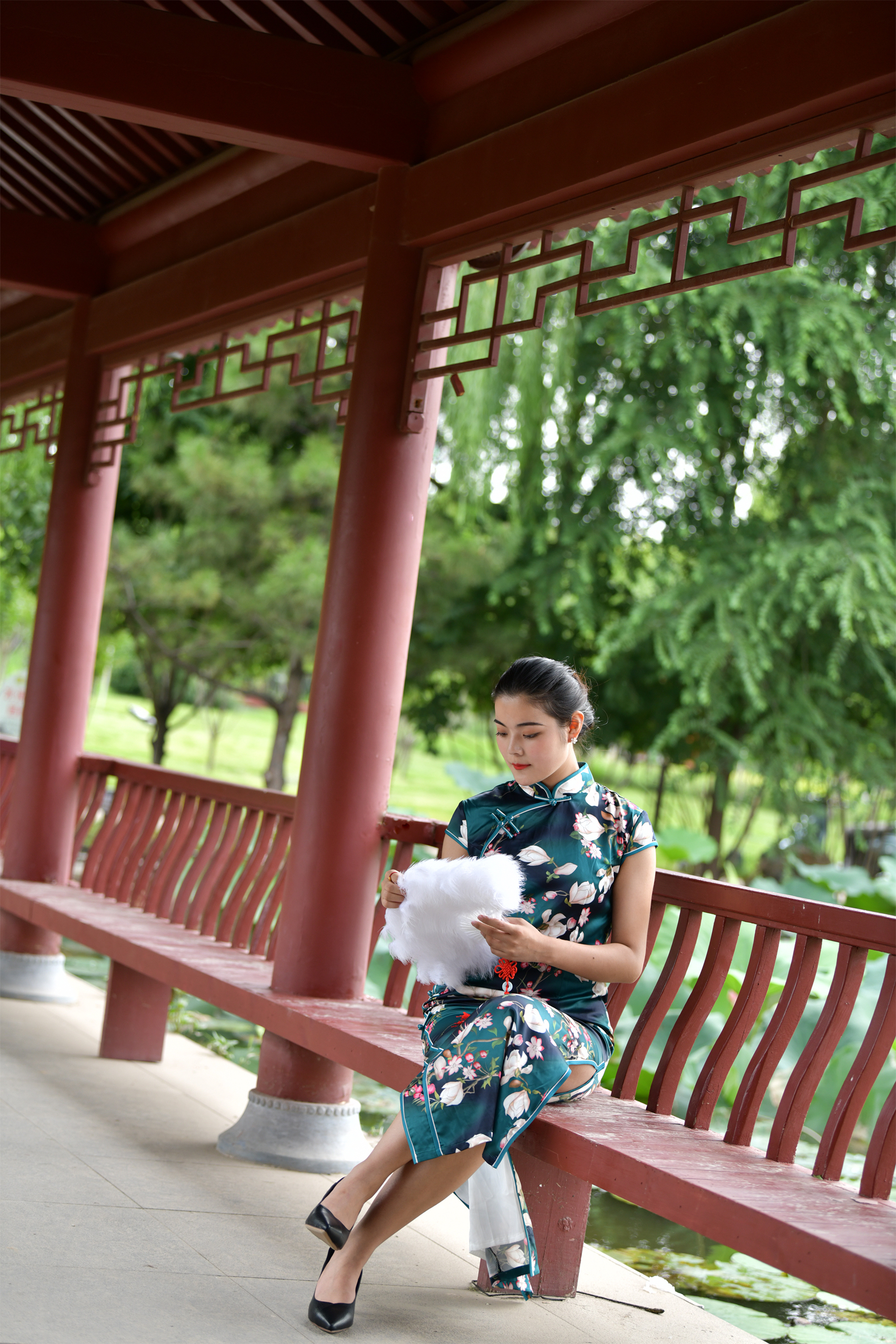 摄影师的东方韵味大片实录   摄影师接下一组高定拍摄，目标是为旗袍美女...