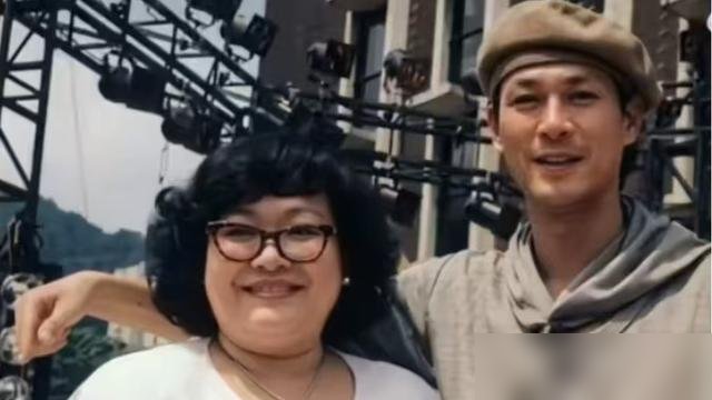 79岁郑少秋突然宣布全面退休，手写信就八个字：“交际应酬我一向不喜欢”。这话搁别人说叫清高，搁他说，叫认命。
当年沈殿霞在节目里盯着他问：你到底有没有真真正正爱过我？郑少秋愣了几秒，回了句“好中意你”。肥姐眼泪当场就下来了，再没追问。
后来他娶了官晶华，生了四个女儿。2023年大女儿在美国寓所离