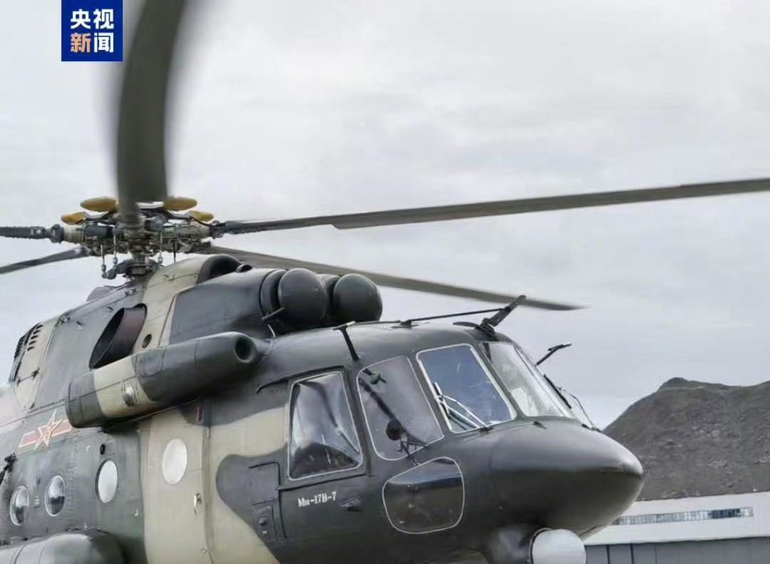 高原型米-171直升机在8时左右就抵灾区上空，西藏军区的陆航旅紧接着派出多架直升机深入核心区。机组人员冒着阴云和紊乱气流，低空飞行勘察灾情，寻找被困人员。这些飞行员大多有高原救灾经验，曾在定日地震中执行过搜救任务。

除了直升机，运-20搭载战区指导组降落，中国救援队包机也带着111名专业人 ​