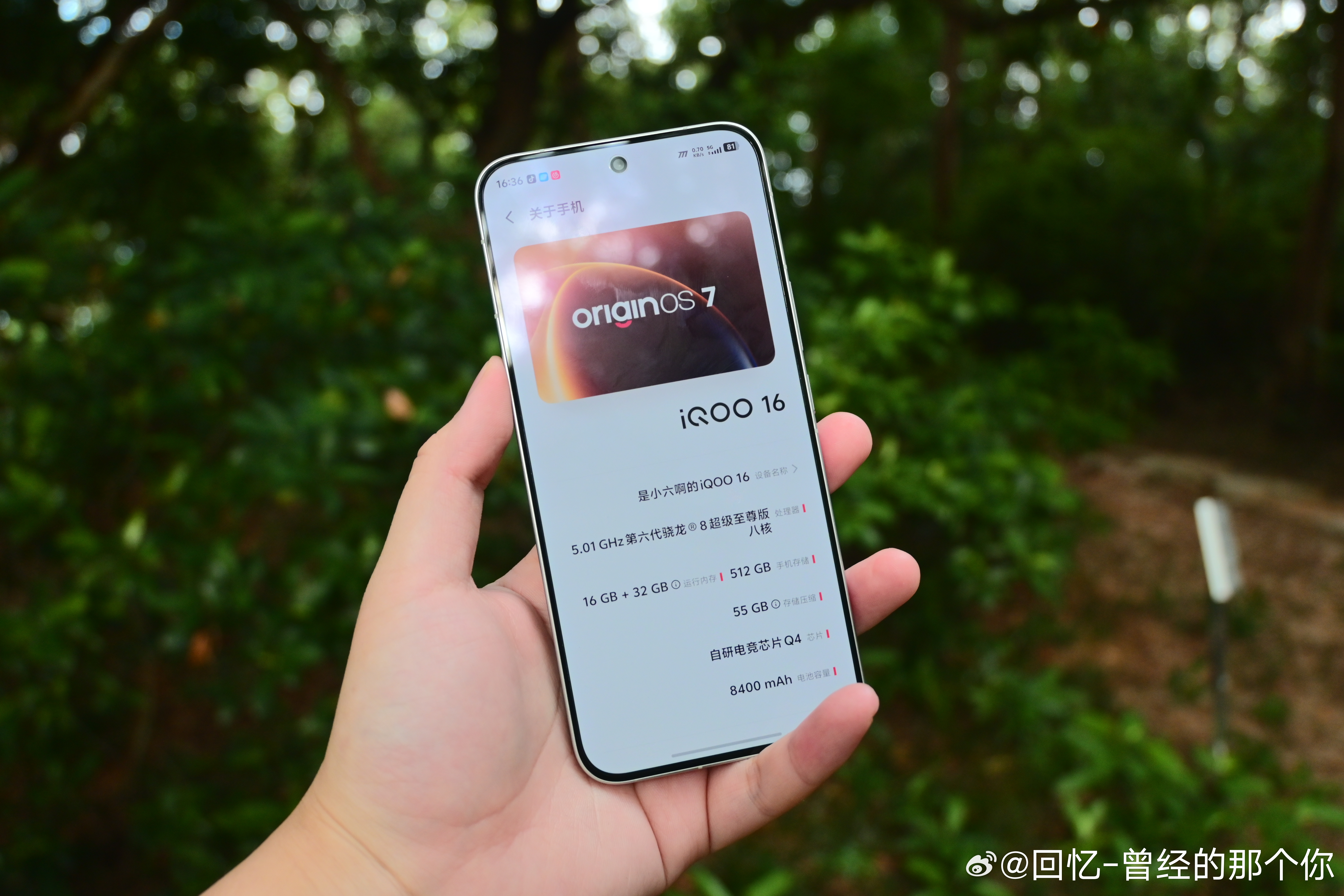 iQOO16 定位电竞旗舰，2nm 第六代骁龙8至尊+Q4自研电竞芯片等等顶级性能配置全都安排上了，还有一块特别顶三星M16材质2k屏的。但是作为蓝厂旗下的旗舰，影像肯定是没有落下，50Mp 1/1.3英寸超大底主摄+50Mp超广角+50Mp IMX882 3X潜望长焦，直接用的是蓝厂旗舰的算法，调色盘和我最爱的人文街景全都继承下来了，在目前所有定位电竞/游戏侧重的旗舰手机里影像绝对是最顶了。能玩游戏还能记录好生活每一刻，真是够完美的iqoo