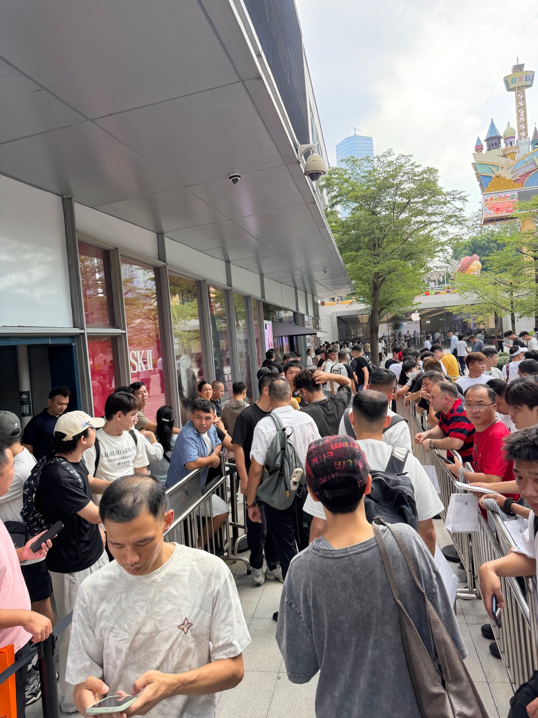 iPhone 18Pro系列首发，第一手黄牛新鲜行情，我在益田Apple 深圳益田假日广场，Pro 已经破发， Max256加700   512加600   1BT 加500  2TB 加300  ​