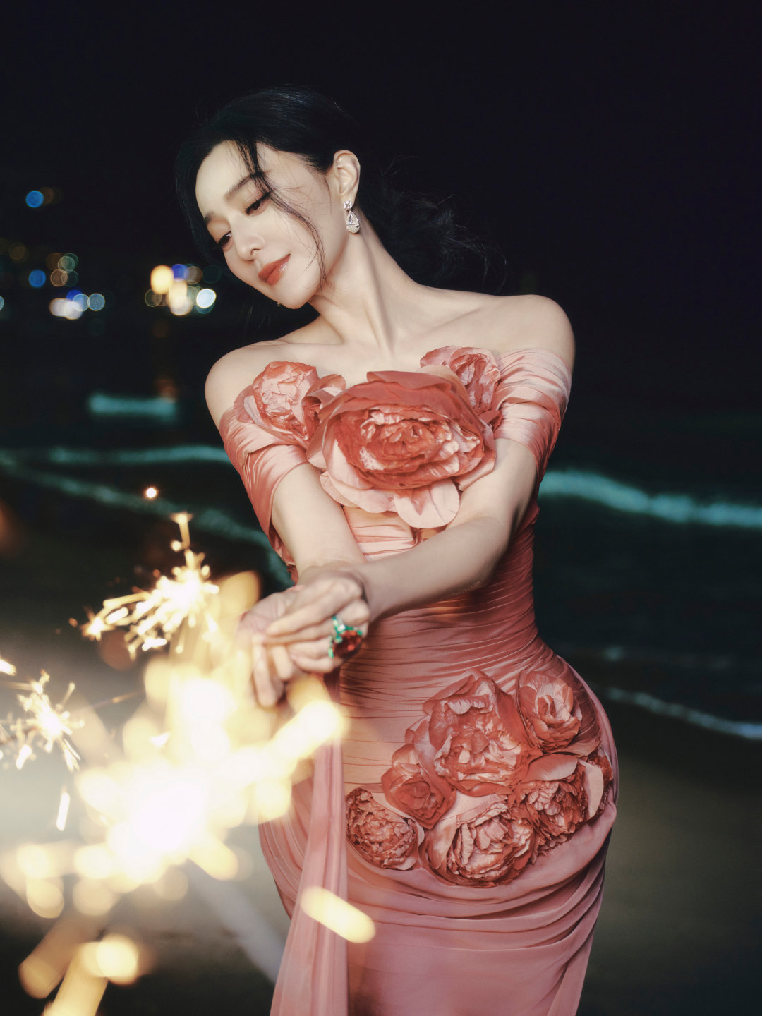 芍药缀身，出席由Marie Claire Korea携手釜山国际电影节共同举办的Asia Star Awards，与亚洲影人共赴星光之约。 ​​​