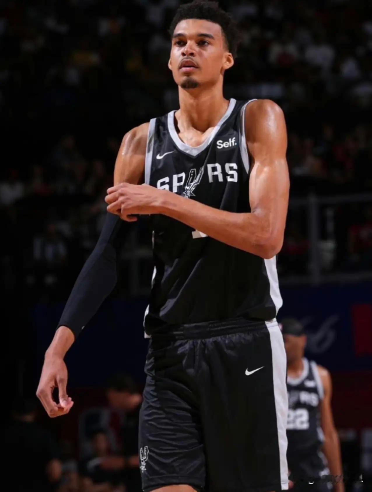 下赛季NBA球队实力前十排名！大家认同吗？  1. 费城76人：交易得...