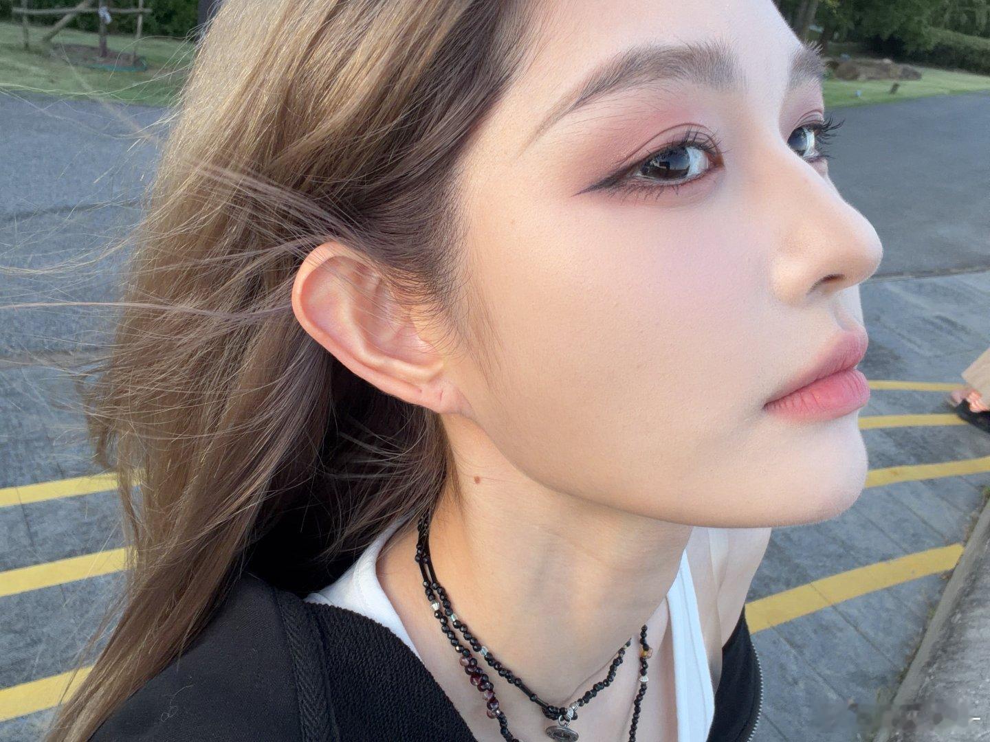 #一个优雅的挑水人[超话]##王奕[超话]#心怀暖意，步步向好，愿事事顺心，好运常在
我已认真等待出片，今天的妆容真的好好看，太哇塞了[捂嘴哭]#王奕全能ace##王奕0908出道九周年快乐# ​