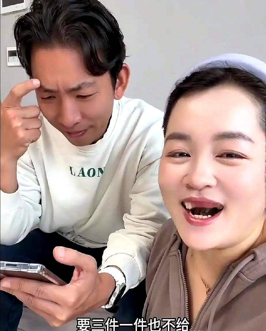 五天三个热搜，一件羽绒服被她拆成十条短视频。 镜头里，公公敲门，衬衫薄...