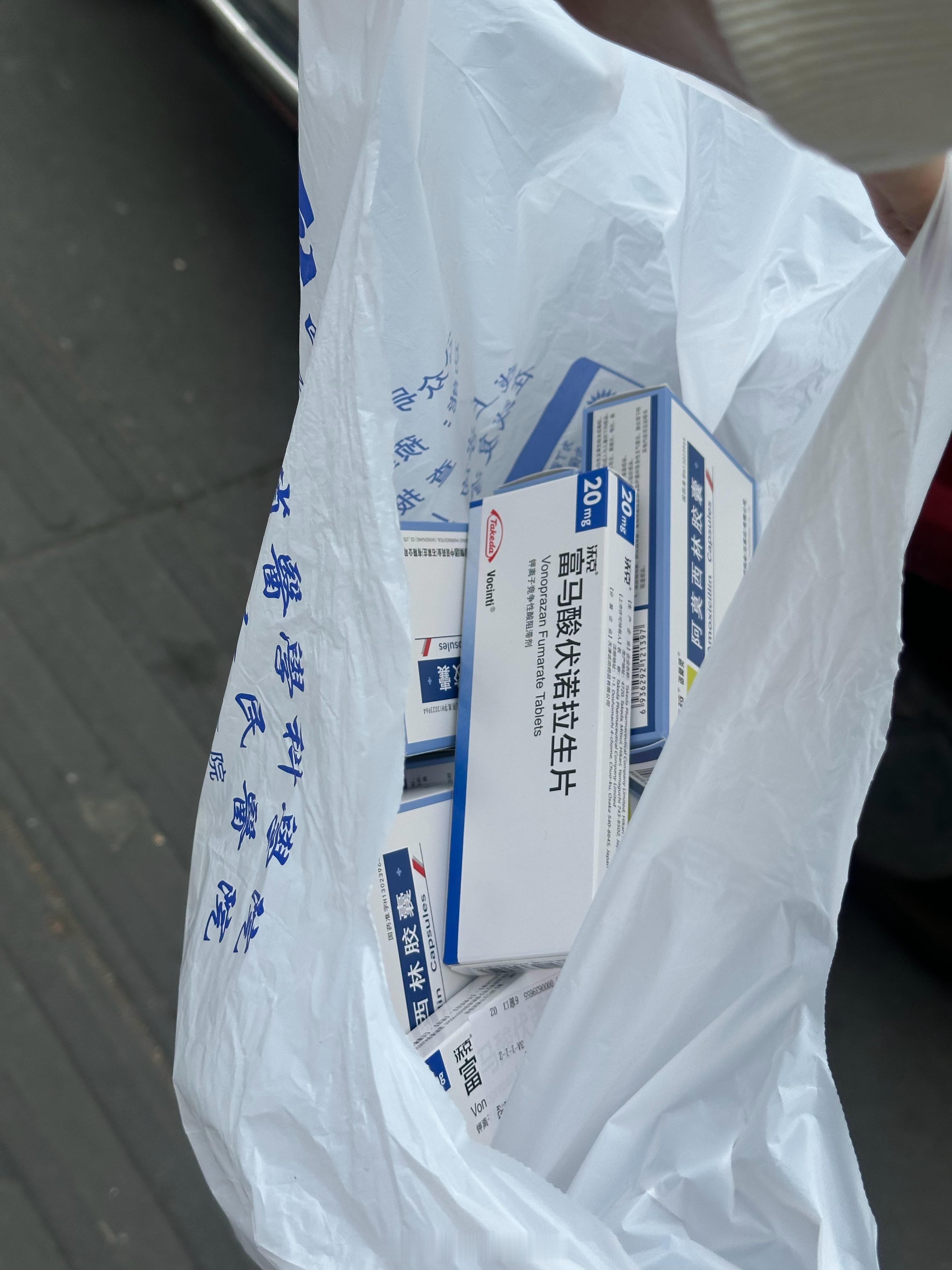 像日行一善的朋友可以去医院大厅帮人取报告我今天排个队帮前面那个阿姨在自助报告机上取了个报告然后就该我取了嘛旁边的大爷大妈全部过来让我帮取都说眼睛看不到要么找不到怎么取然后拿了药去自助买口袋机器上买口袋又来了三个大爷大妈让我帮忙扫一扫买口袋今天行了八善今年的kpi完成了
