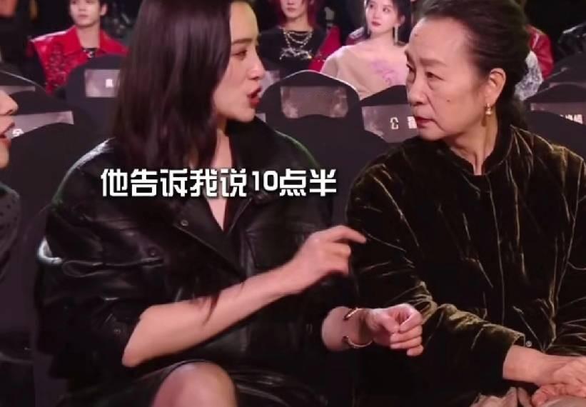 星光大赏晚上十一点半，台下一片熬着的人里，宋佳侧过身，用气声跟奚美娟说...