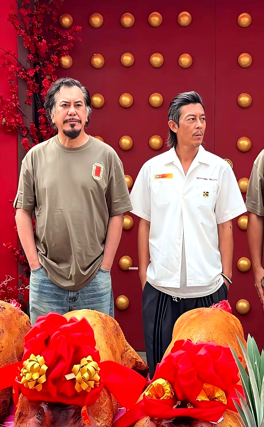 45岁的陈冠希突然在马来西亚开机拍戏，搭档黄某生演当地贺岁片，宣告息影整整十年后正式复出
 

当年港圈顶级神颜，如今留着及肩长发和满脸络腮胡，在南洋小成本剧组里低调现身。之前潮牌生意好做的时候，能在采访里洒脱谈退圈，如今服装生意冷清，多次试镜碰壁，最终也得重新回到镜头前讨生活
 

人到中年，哪怕