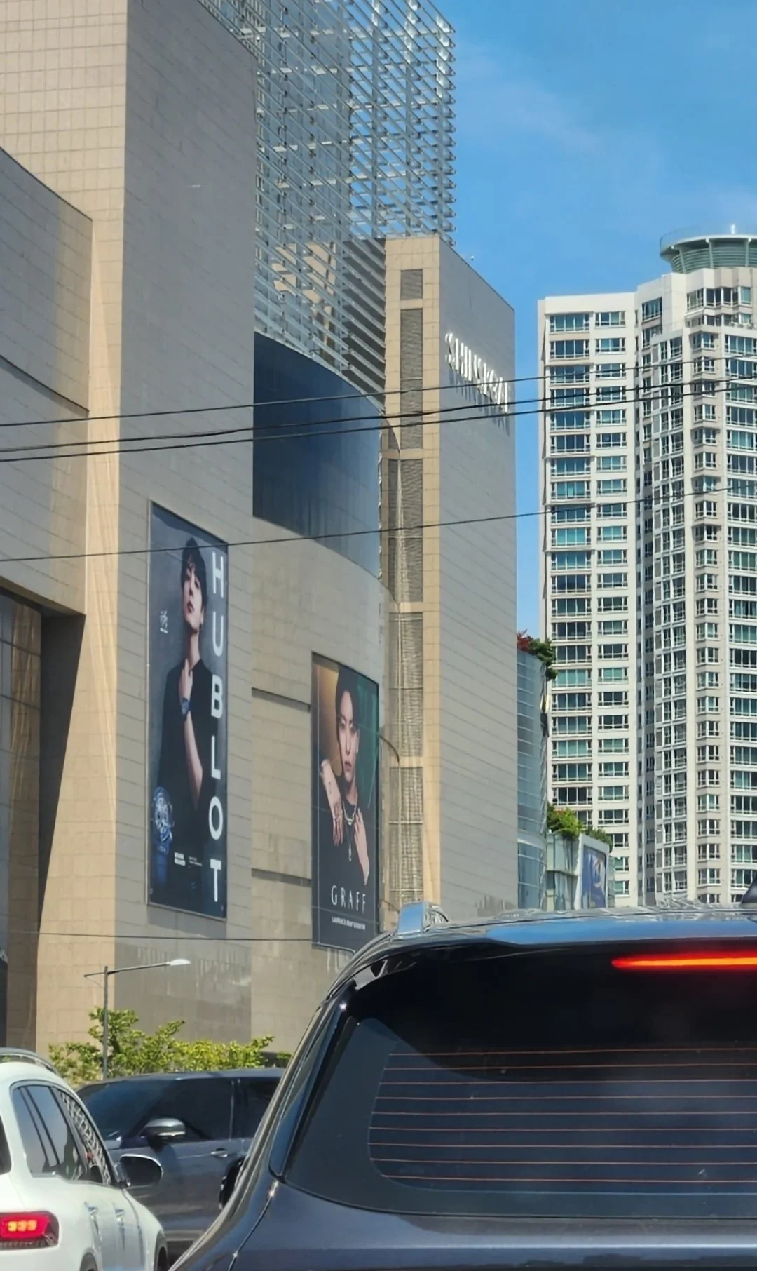 连在一起展示的柾国釜山宇舶GRAFF大地广