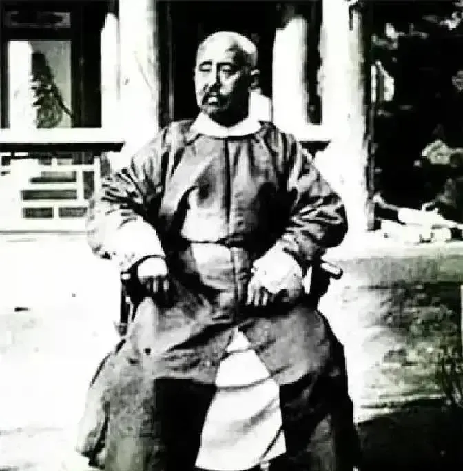 捻军后来的统帅叫张宗禹，最后兵败，只剩下十几个人，逃到一间破庙，第二天他的手下醒来，发现他不见了，后来李鸿章带人搜索方圆几十里，硬是活不见人，死不见尸。
 
正史直接记载：不知所终。
 
直到几十年后，一个偏远小村庄的老人临终遗言，才揭开了这个惊天谜底。
 
很多人对张宗禹不熟悉，但在晚清，他绝对是
