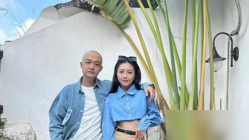 八月那事之后他愣是没吭一声，转头就被拍到跟包文婧手拉手逛街。镜头怼脸，他笑得跟没事人一样。网友问急了，他就一句“都挺好”。不解释，不卖惨，也不黑脸。旁边包文婧全程盯着他乐，跟演偶像剧似的。这俩人一个真敢不回应，一个真敢接着秀。新戏《运钞大劫案》刚上线，他演劫匪，评论区骂得越狠，点击量越猛。下半年还有