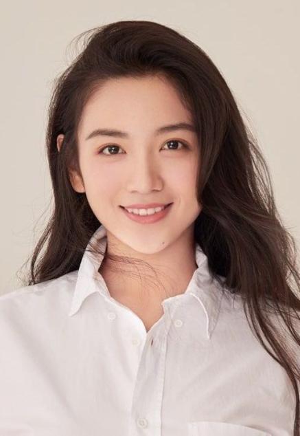 代露娃这回应，我看完真有点心酸。她在《我家那闺女》里被讨论了好几天，今天终于发文了：&34;这几天大家的讨论我都认真看完了……有惊慌、有错愕、有感慨。&34;说实话，这姐们儿挺实在的，没甩锅给剪辑，也没装委屈卖惨，就是很坦诚地说自己也没想到会引发这么大讨论。
但我说句公道话：综艺节目嘛，谁上谁知道，剧本和剪辑才