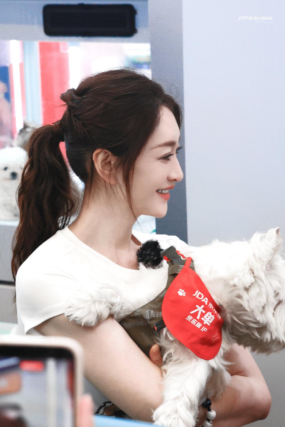 #李小冉[超话]#  

260821 京东亚宠展

你不知道你有多可爱🥰
（待编辑


#李小冉# ​