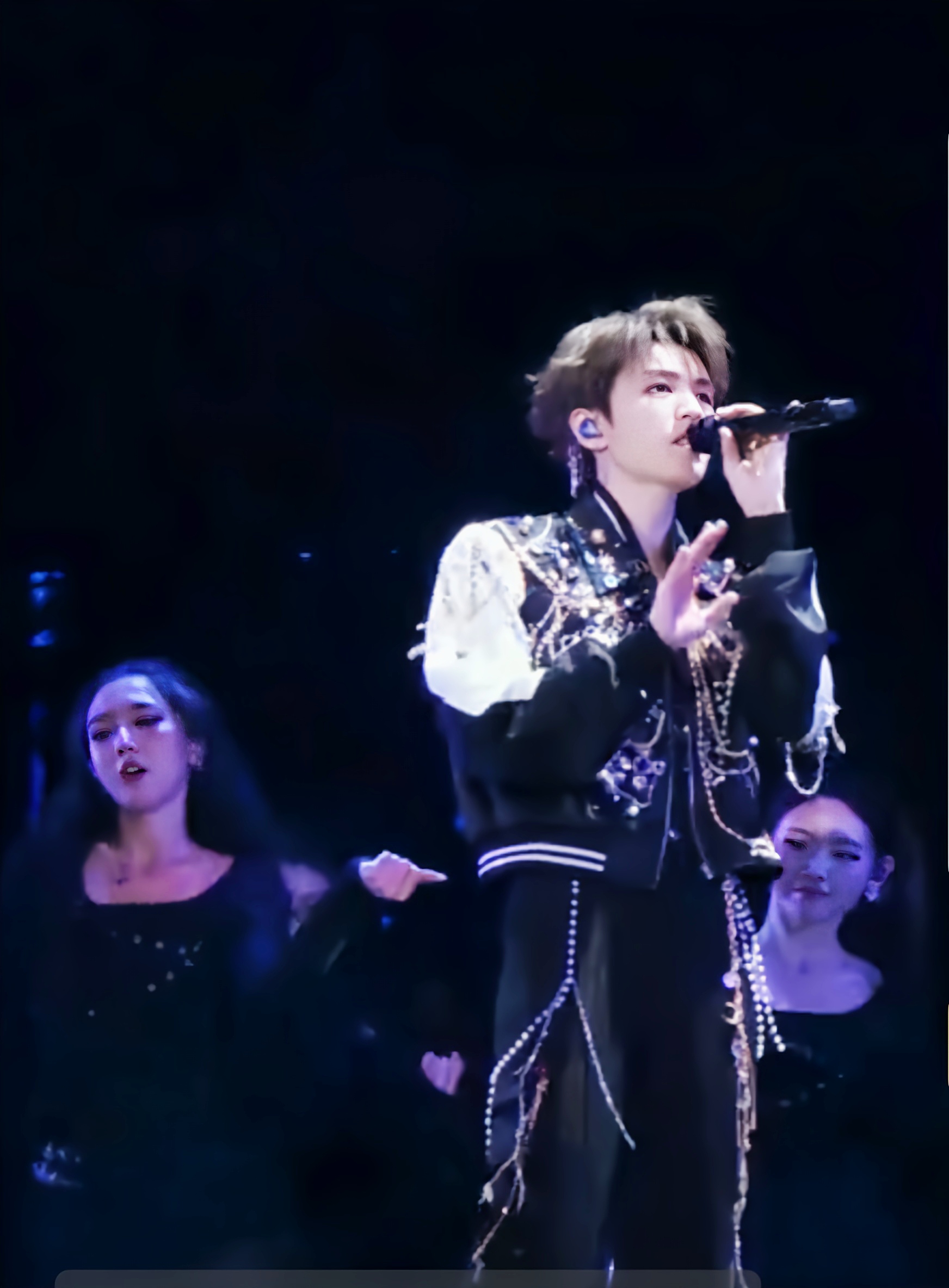 潮汐赴贵阳！王俊凯演唱会氛围感拉满
 
王俊凯「当·潮汐漫溢」巡演来到贵阳，四面台潮汐主题舞美搭配水幕光影，打造出沉浸式的深海舞台，一开场就让全场沉浸在浪漫的氛围之中。舞台设计用心，光影流转之间，把“潮汐相遇”的主题娓娓道来，视听体验十足。
 
本场还有贵阳专属惊喜，带来限定曲目《那女孩对我说》，温