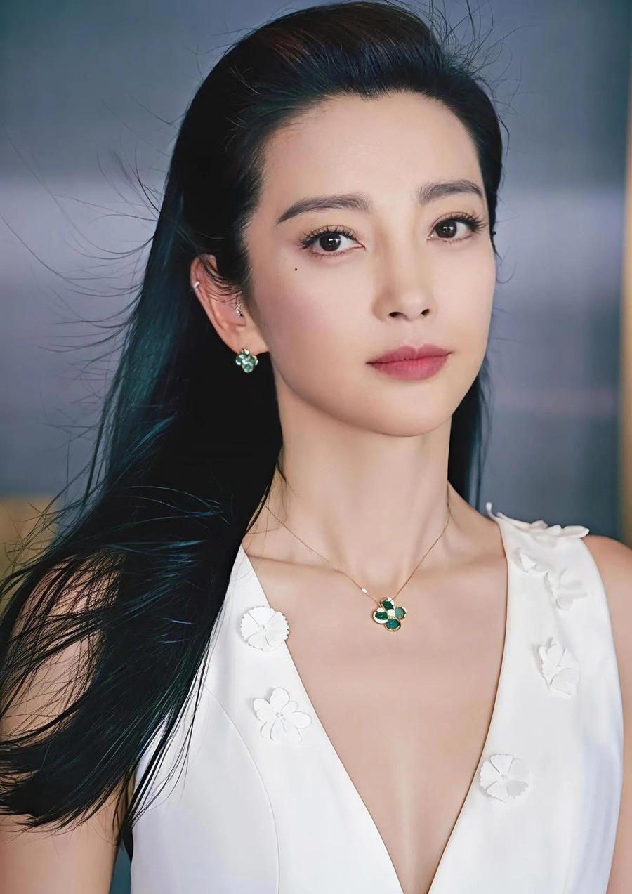 郑钦文世界排名跌到第160位，网上流传一句顺口溜“人菜脾气大，输球扭头黑”。四个月后她赢了中网冠军，李冰冰、李现、吴尊都发了微博祝贺。
160位到冠军，中间隔了什么
2026年6月，WTA公布最新排名，郑钦文跌至第160位，创下2022年1月以来新低。据工人日报报道，当时网上出现一句顺口溜：“人菜脾