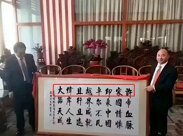 16.58亿元贷款，追了两年多，法院把账户翻了个底朝天，没找到财产。
可抵押物明明躺在深圳，16套房。
评估1.62亿，法拍起拍价降到两千多万，连个举牌的都没有。
钱呢？
法院说穷尽调查，未发现可供执行财产。贵阳银行拿着判决书，16.58亿没收回一分。
你猜王文银怎么借到这笔钱的？
正威宣传册写着：