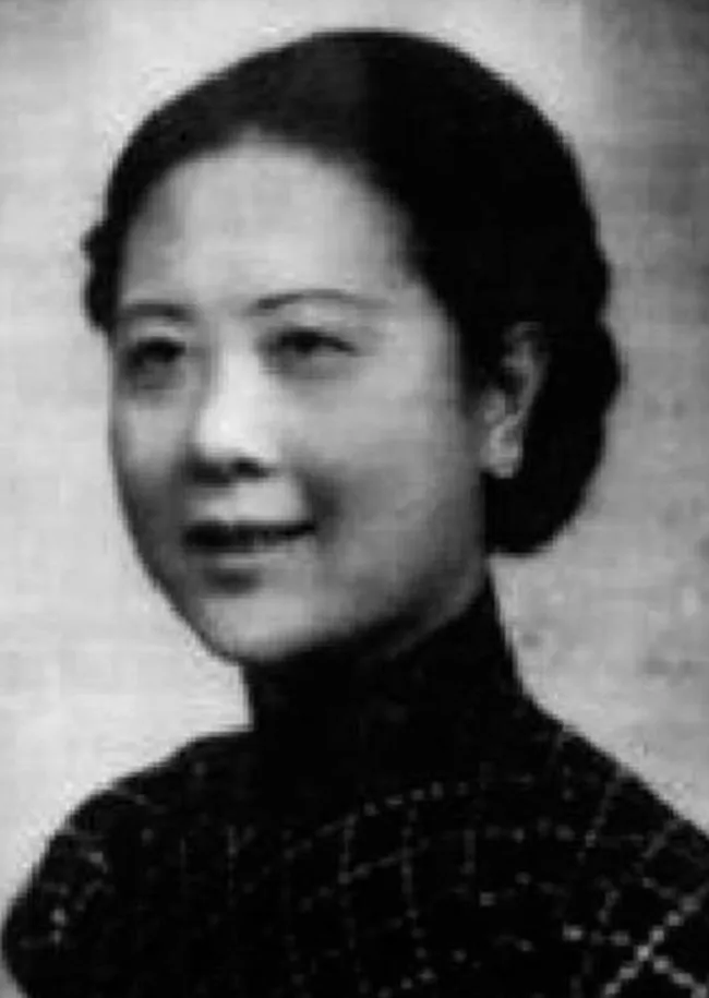 95岁张学良晚年狠心坦言：我不原谅于凤至，半生深情全是世人误会
 
1995年，九十五岁的张学良终于开口：于凤至和我的秘书搞在一起了，四个孩子的死，我这辈子都没法原谅她。
 
长期以来，民间舆论一直把于凤至塑造成最悲情的民国原配妻子。
大家只记得她苦守幽禁丈夫数十年、独自远赴海外治病、倾尽一生养育子