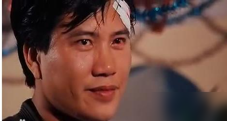 万梓良这张脸，放现在选秀第一轮就被刷下去。
但1992年的《巨人》，他往那一站，林俊贤那么帅，愣是像个跟班的。
演的乐言，蹲了七年大牢出来，没卖惨，直接上手改家族百货。
跟林俊贤抢女人，跟商界老狐狸掰手腕，输过，栽过，最后照样站上顶楼。
陈法蓉演的洪芷晴，富家女，见惯公子哥，偏就迷上这个胖子