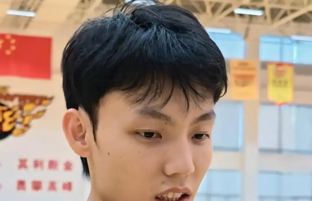 谁能想到京粤大战打到半场，局面会难看成这样，广东宏远直接被北京首钢按在地上摩擦，半场整整落后了14分！
第二节北京轰了一波34比19的狂潮，比赛节奏一下子全乱了。这根本不是什么手感冷热的问题，纯粹是场上五个人完全对不上位，攻防两端被全面压制。
内线杵着一个周琦，广东球员突进去连篮筐都快看不见了，