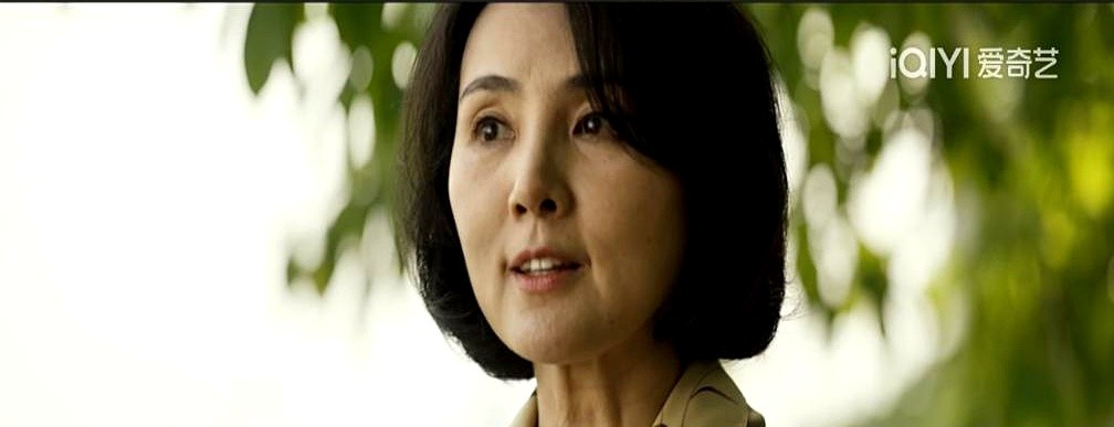 冲着蒋欣和姜宏波的反差母女追剧，结果被陈哲远和一帮老戏骨直接惊到了。

陈哲远剃了个寸头，素颜黑皮套着一身工装，全剧没几句嚎叫，隔着监狱玻璃跟姐姐对望那一眼全是碎裂感。这剧连个划水的都没有，任重戴着金丝眼镜看似客客气气，张嘴全是算计；张国强演的老院长手指发抖、眼神躲闪，当年爆炸案的秘密全写在脸上；巫