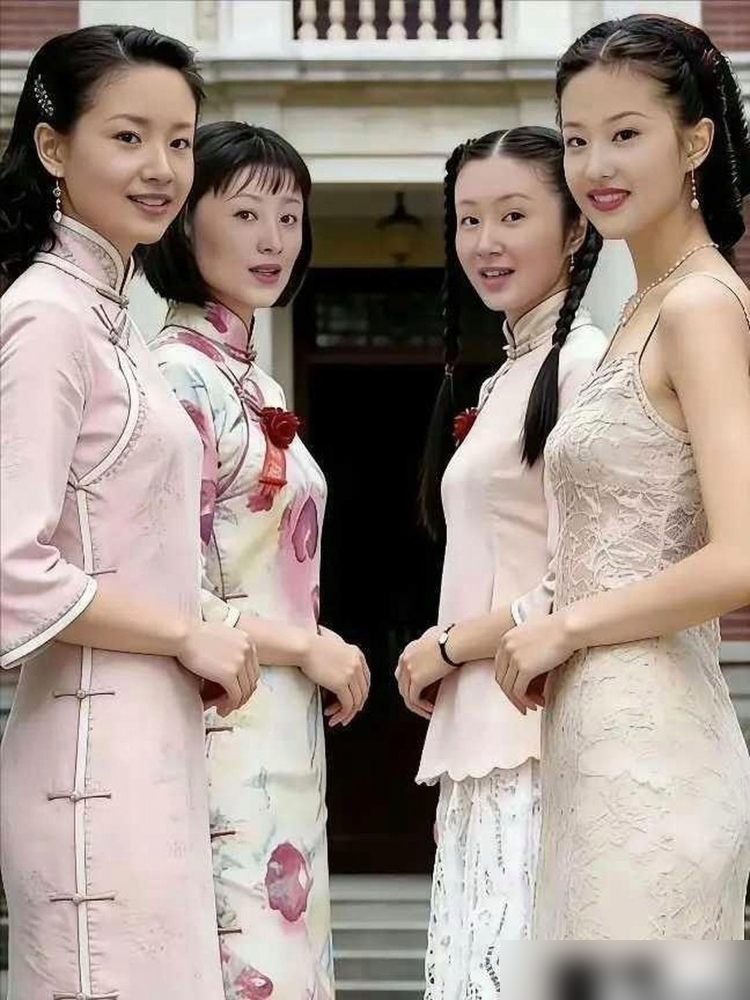 15岁的刘亦菲，差点没演成白秀珠，原定是个韩国人，开机前手续下不来，制片人在亚运村看见一张房地产广告，当场把人定了。
进组就拍醉酒哭戏，她演不出来，导演往啤酒里偷掺二锅头，两瓶下去，真醉，双眼迷离硬撑着身子。全组拍手叫好。
当时怕她太漂亮，妆往浓了压。20年后网友翻案，那叫扛老。董洁的冷清秋，反