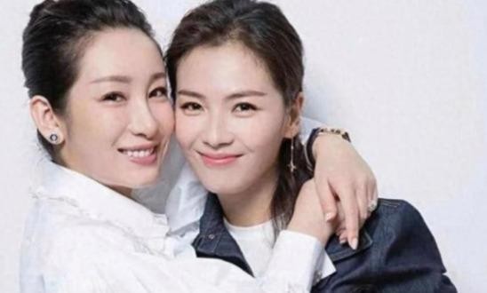 刘涛在王珂生意塌方、家里骤然背上巨债时，没签离婚协议，把刚生完孩子的身子往片场一扎，硬接戏还债。2008年前后那道坎，圈里传秦海璐兜底借过钱，具体数额两边没官宣，但‌《女人花》片场吵过架的俩人，婚礼她当唯一伴娘，低谷没撤椅子是真的。后来刘涛一年好几部戏连轴转，‌《妈祖》海里泡、‌《琅琊榜》里扛马戏，