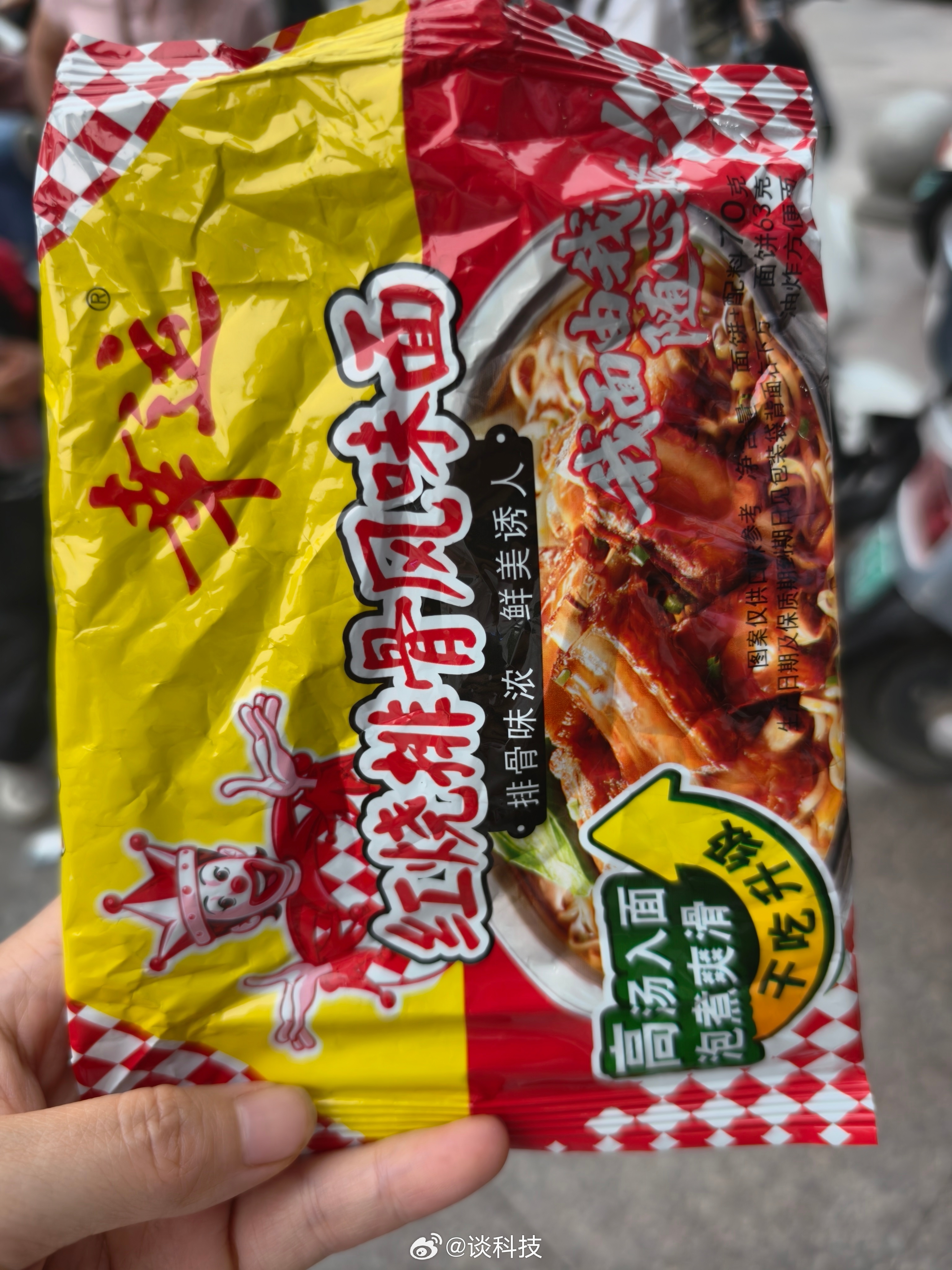 这些年舌尖碾过不少新出的零嘴，货架总在翻新，各色新奇的口味轮番登场。可...