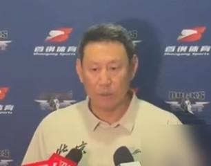 赵睿归队第一天，主教练李楠直接甩了句：你超重了。
不是开玩笑，北京队给赵睿上了硬规矩。每周一早上必须上秤，不达标就加练，针对性减脂体能课，一节都别想跑。短期目标、长期方案，全给他列死了。
上赛季赵睿为啥没进国家队？他自己说，伤病反复，状态全被拖垮。外界骂声一片，他也没多解释。现在休赛期，人是真瘦