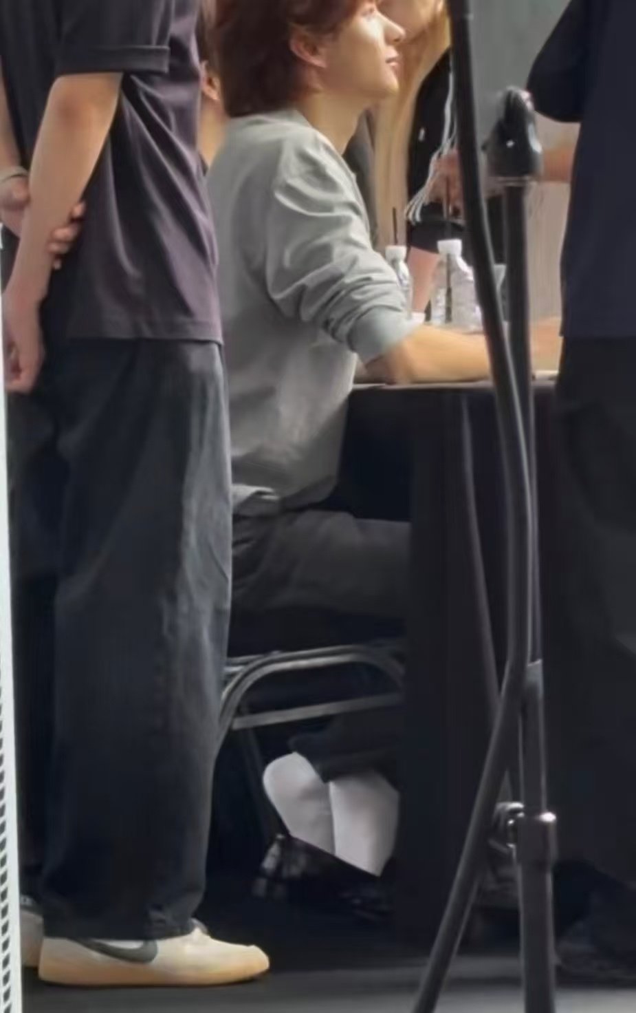 这就是你们喜欢的不讲卫生爱拖鞋展示猪蹄散发脚臭味 爱抠鼻屎大方展示小零食 爱顶个大脚趾脸的猥琐人贩子长相的237椅慕大吗。 ​