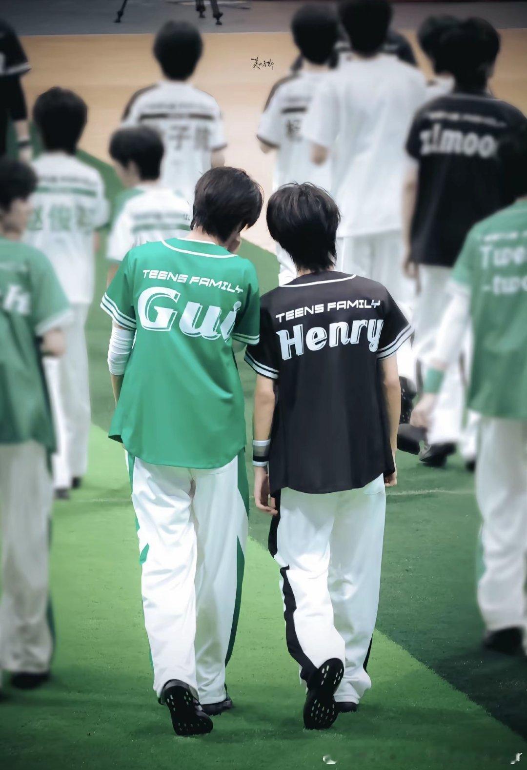 #桂瑞[超话]# 💛#桂瑞 唱跳双强 舞灵声悠# 💚#桂瑞 主舞主唱 实力双强#

你们是否也会思念我呢oᴗOಣ

​