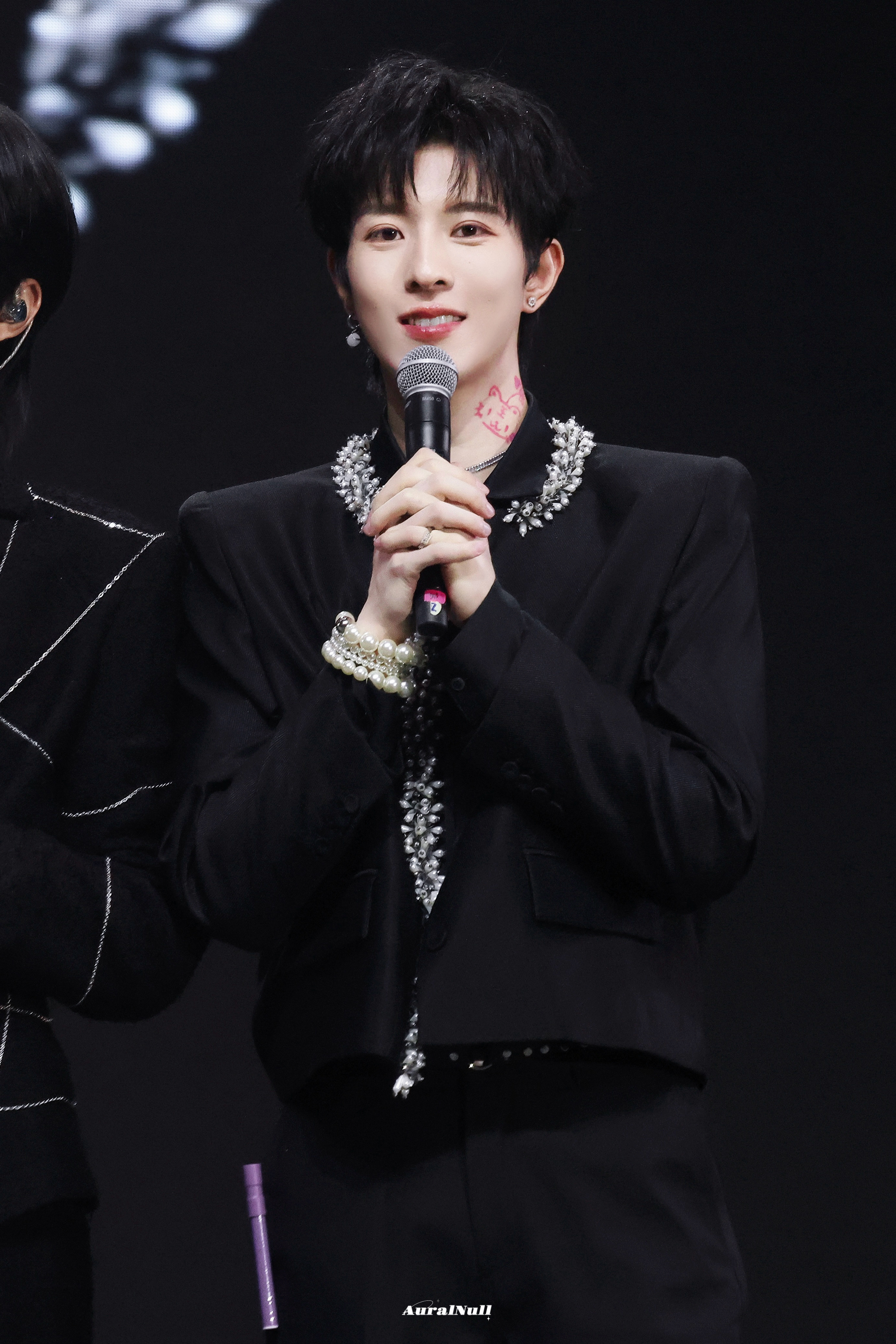 #邱鼎杰# 
251012 Desire4曼谷见面会
首场见面会也一周年🙌🏻
当初对一切还很青涩的小孩 已经成长成大明星啦
​