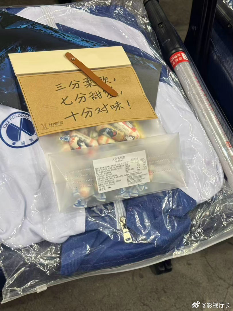 不止动听旋律，还有贴心准备的大白兔奶糖，歌声与甜蜜双双收获。 ​​​