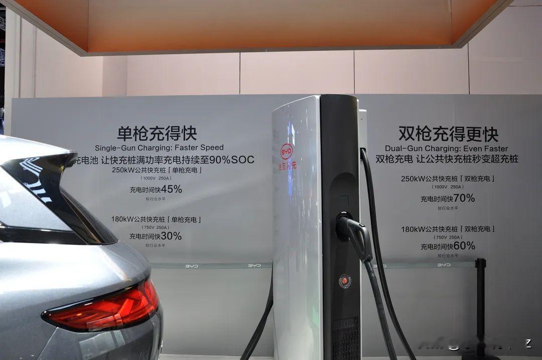 红旗拿下比亚迪兆瓦闪充定点：这不是简单供货，是中国汽车的一次&34;会师&34;
 
很多人只看到&34;比亚迪给红旗供货&34;，却没读懂这件事背后的三层信号。
 
首先，这是比亚迪二代刀片电池+1500kW兆瓦闪充技术首次对外整车平台开放，第一个拿到入场券的，是一汽红旗。不是新势力，不是合资品牌，是根正苗红的国家队车企