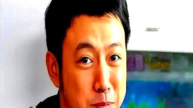 当年《潜伏》里的谢若林，第一人选根本不是曹炳琨，而是凌潇肃。

2008年姜伟想找凌潇肃演这个情报贩子，结果人家嫌戏份少、片酬低，直接给推了。

姜伟正发愁，邻居刘畅推荐了一个在网吧给人当代练、快吃不起饭的学生曹炳琨。曹炳琨跑去试镜紧张到结巴，姜伟反而觉得结巴配上唯利是图太对味了，当场拍板。

结果