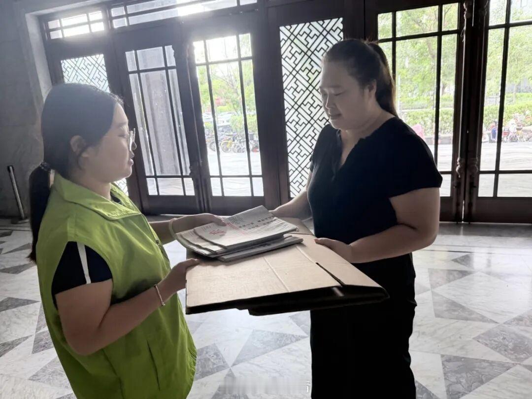 【便民回收进小区 绿色分类入民心——李七庄街道再生资源回收活动走进程村】#文明西青# 为扎实推进再生资源回收体系建设，深化垃圾分类两网融合，持续提升群众环保意识，营造共治共享的绿色社区氛围。近日，李七庄街道再生资源集中回收便民服务活动，走进程村艺术家公寓，把回收服务、环保宣传送到居民 ​