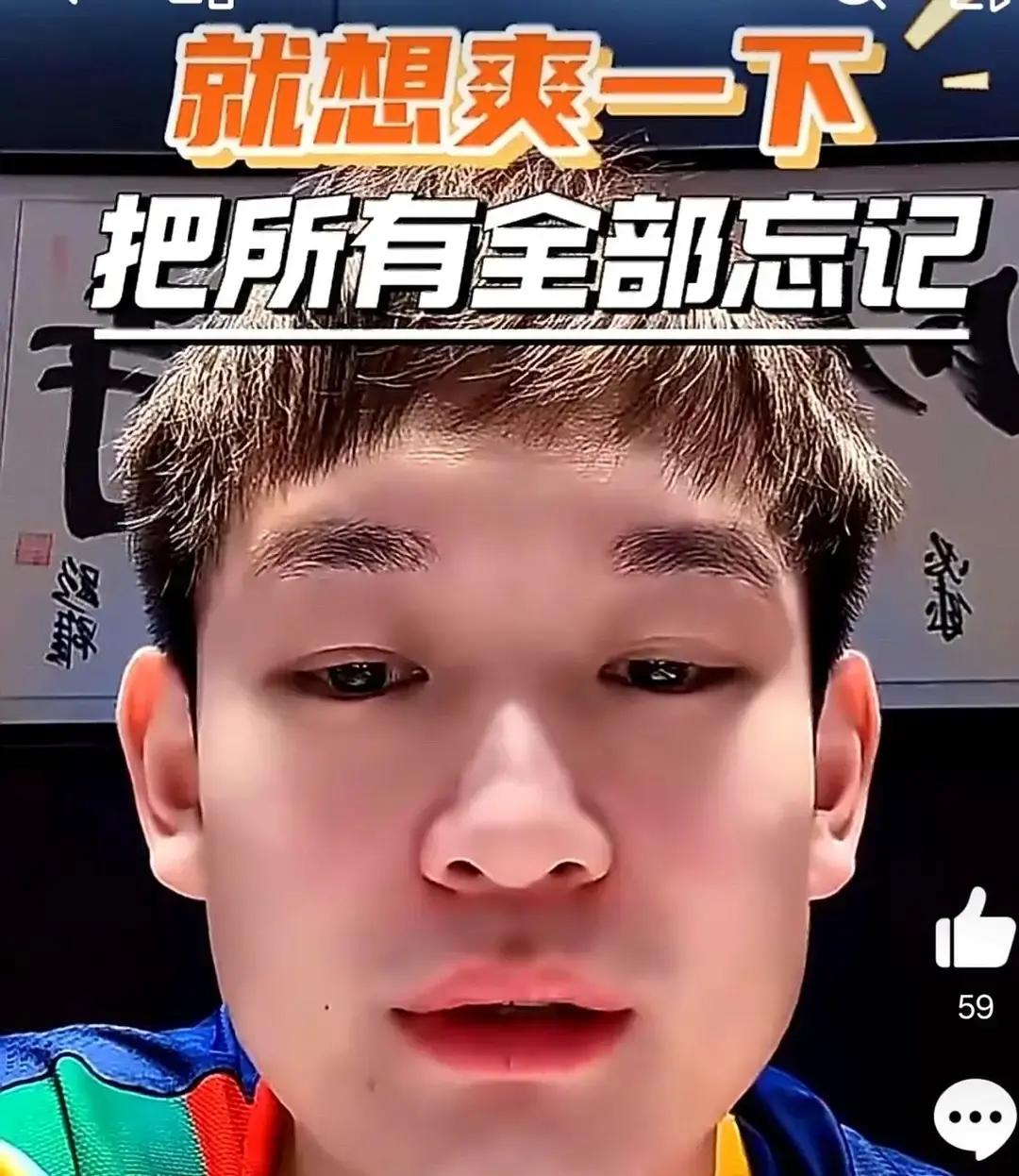 把球场上输给樊振东当成这辈子最拿得出手的荣耀，转身又在网上因为几次疑似看笑话的举动被骂上风口浪尖，刘丁硕这波操作确实让人看不懂。
在国家队待过，拿过全运会的男单亚军，还给王楚钦当过那么久的陪练，要说流过的汗、熬过的坎，谁也抹杀不了。
退役后聊聊当年抑郁的苦日子，讲讲幕后陪练的不容易，大伙原本都愿