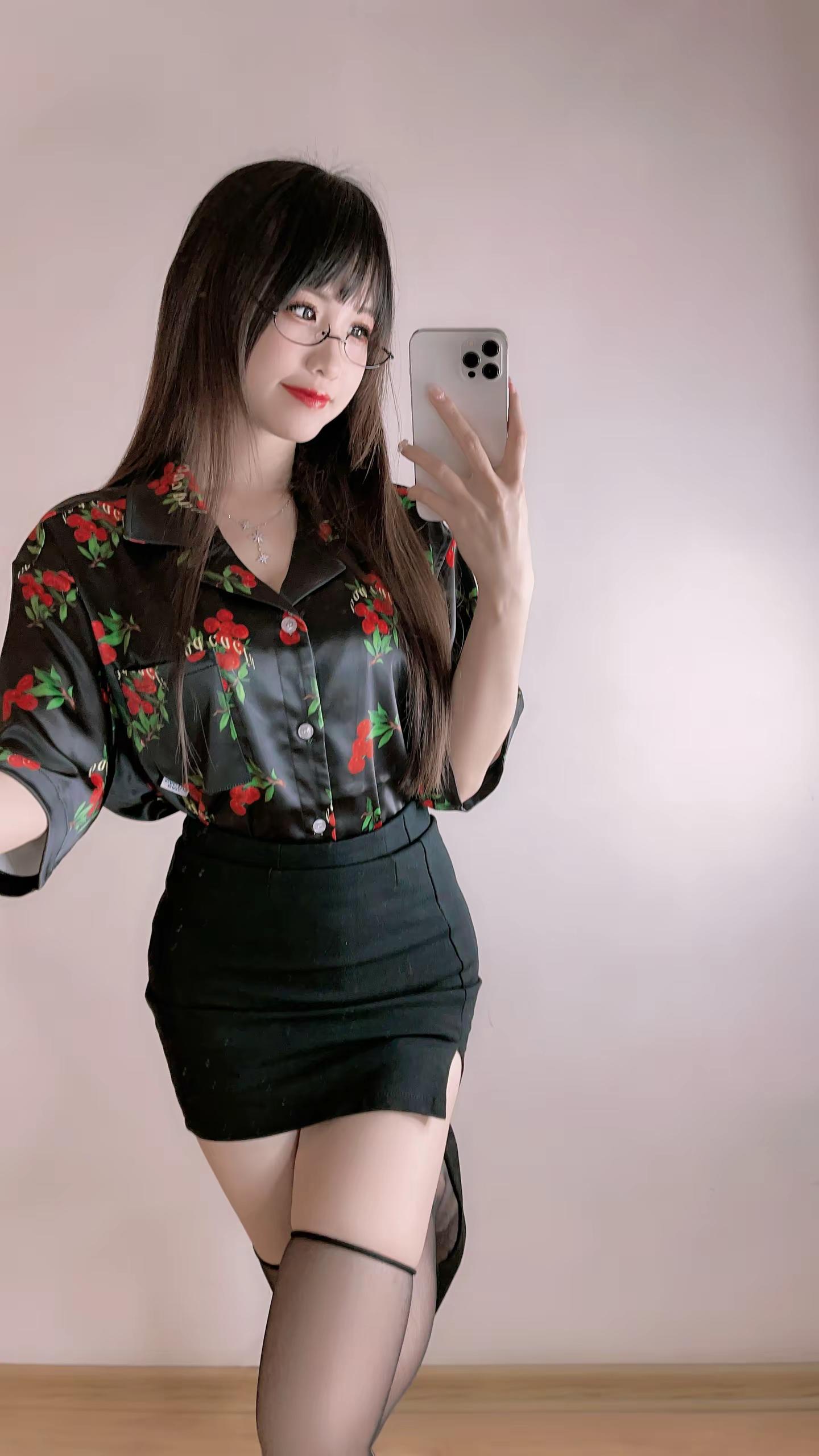 <p>辣妹穿搭 黑色高级感穿搭 这样的身材有人喜欢吗 <!--{img...