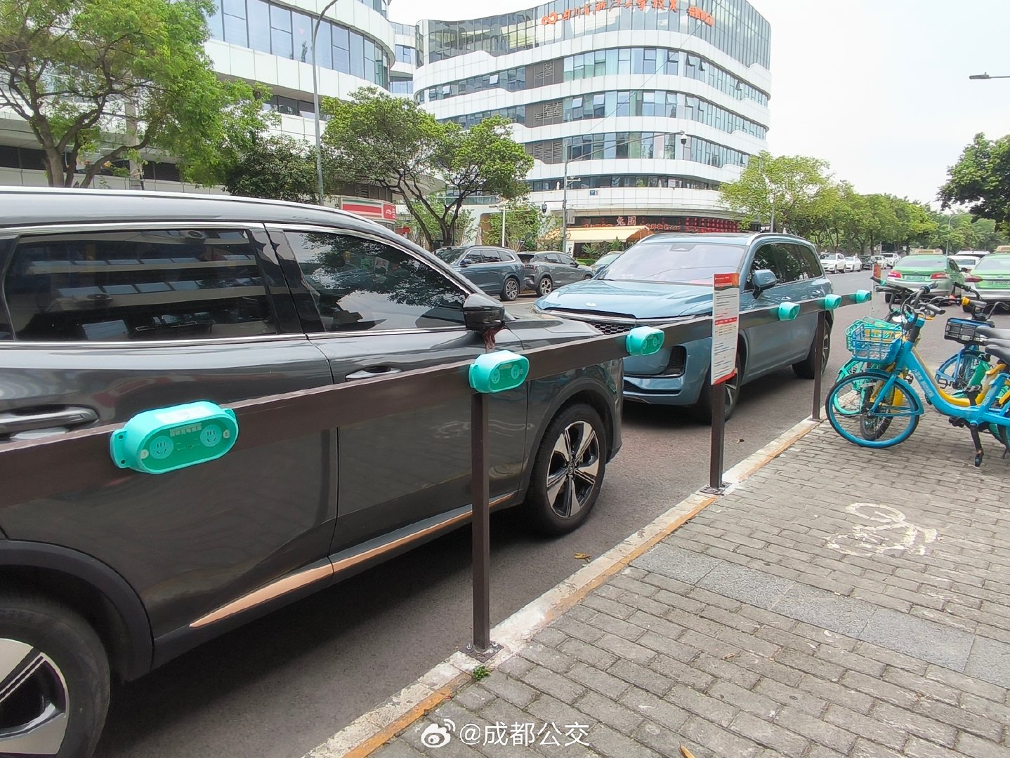 成都公交在#信息西路35号#增设12个非机动车充电接口，解决周边居民、骑手非机动车充电难题，把便民服务带到家门口，微信扫码即可充电，自带智能安全保护，安心补能，#绿色出行# #公交新能# #便民服务# ​