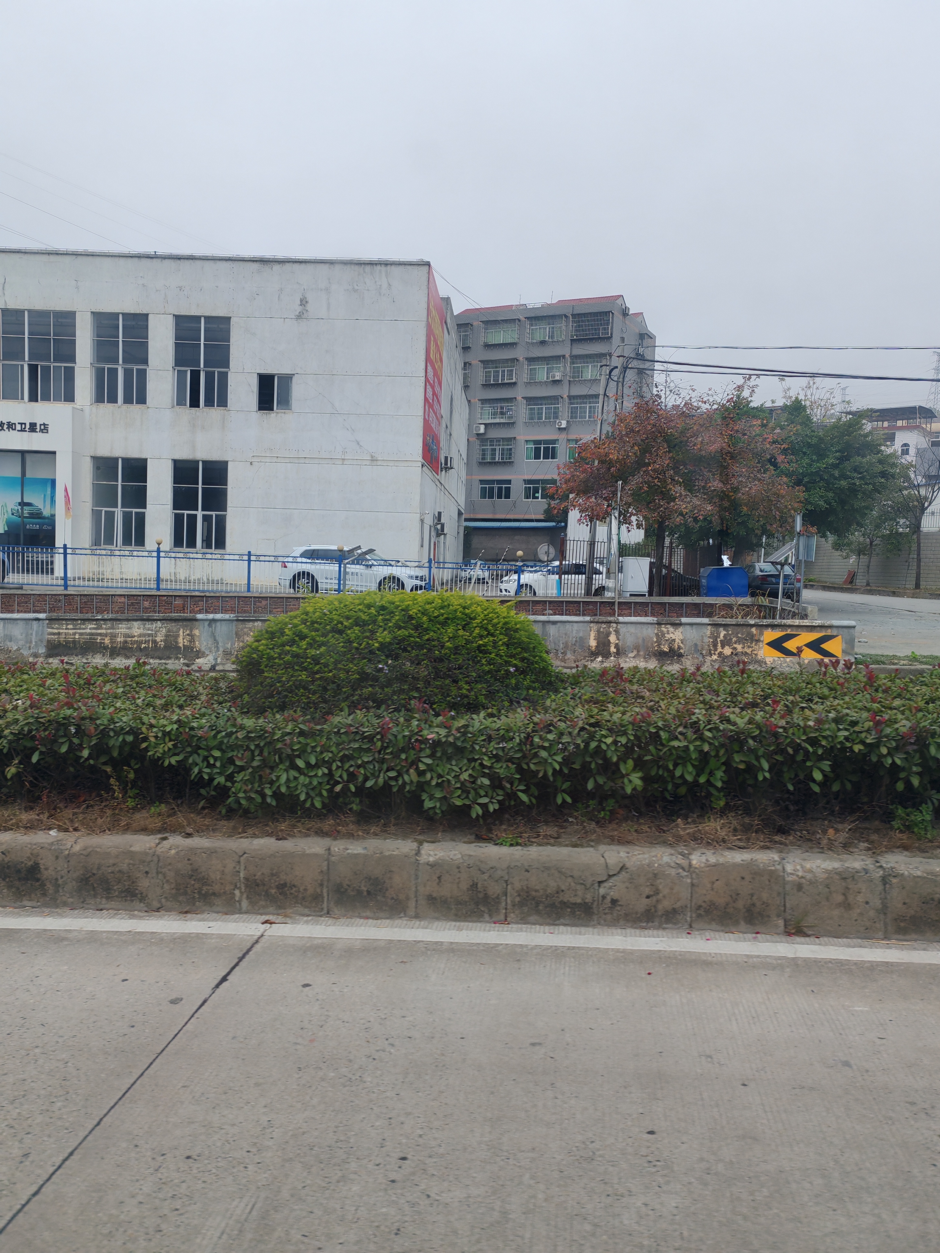 延平西城大桥加油站附近这路段又发生车祸了，位置还是我老公上次被追尾的地...