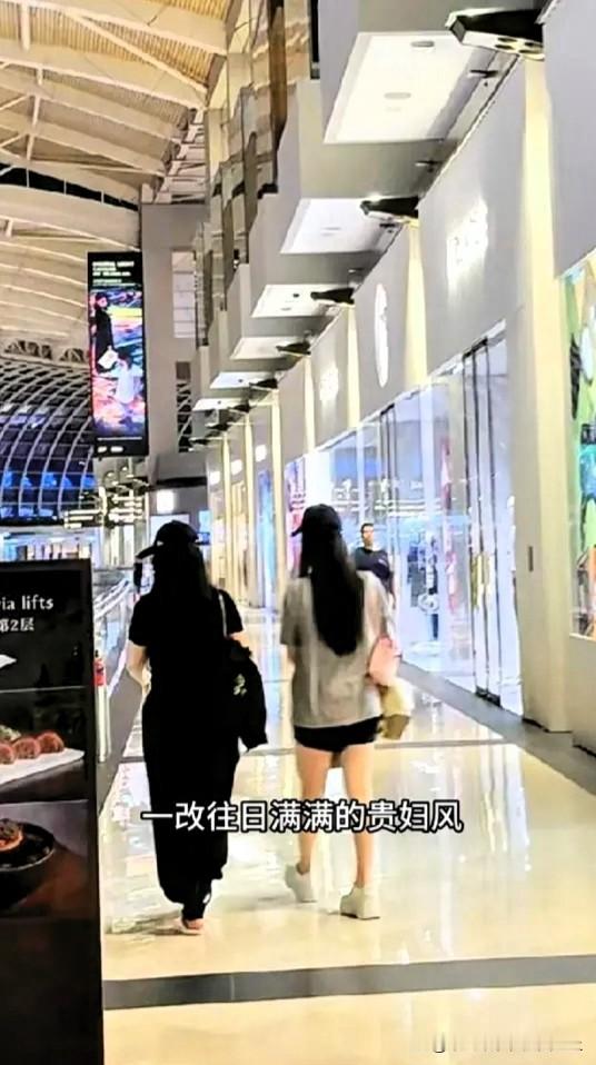 李湘在新加坡被拍到了，网传从160多斤瘦到110出头，整个人小了一圈。
 
你敢信吗？那个曾经被全网嘲“富态”“臃肿”的李湘，如今瘦得连背影都在发光。
 
有网友在新加坡街头偶遇她跟王诗龄，母女俩穿着T恤运动裤慢悠悠散步，差点没认出来。不是名牌包闪了眼，是那股子清爽劲儿扎了心。
 
网上流传王诗龄减