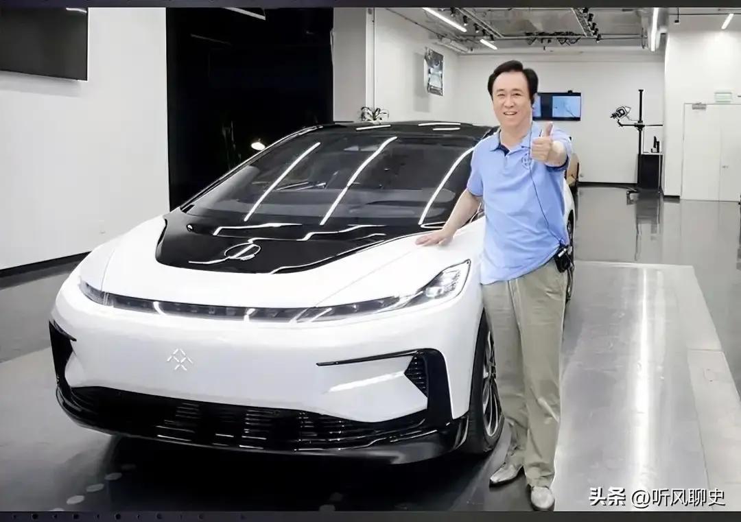 许家印的军师任泽平，当年建议许家印梭哈新能源汽车市场，认为未来是新能源汽车的天下。然而任泽平万万没想到，许家印当年精挑细选，最后看上了贾跃亭的法拉第未来，错过了一个时代。
 
任泽平把那份参股方案又看了一遍，纸张边缘被捏得有点皱。他推开椅子，走到窗边。楼下恒大的 logo 在阳光下很显眼。
 
许家
