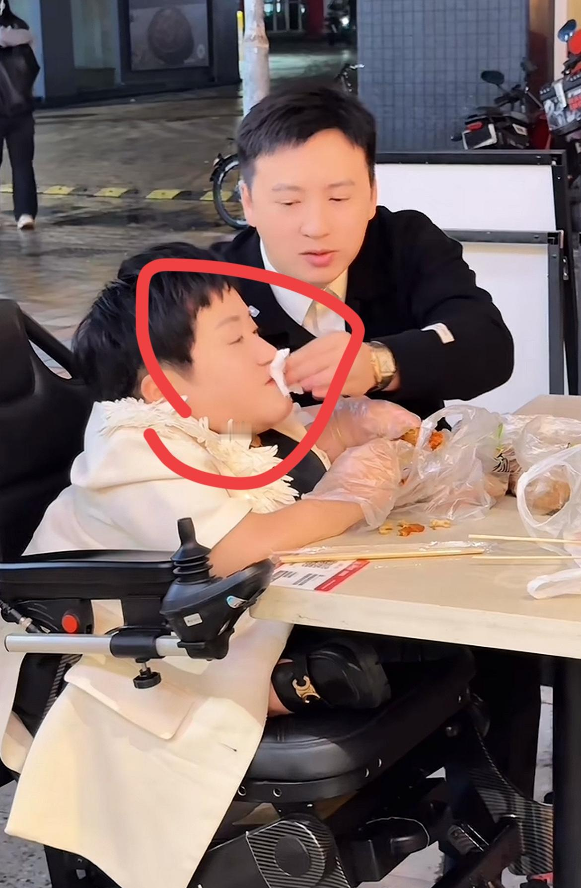 这场“擦嘴”视频虽已火遍全网，但背后折射出的，是年轻夫妻对生活细节的真...