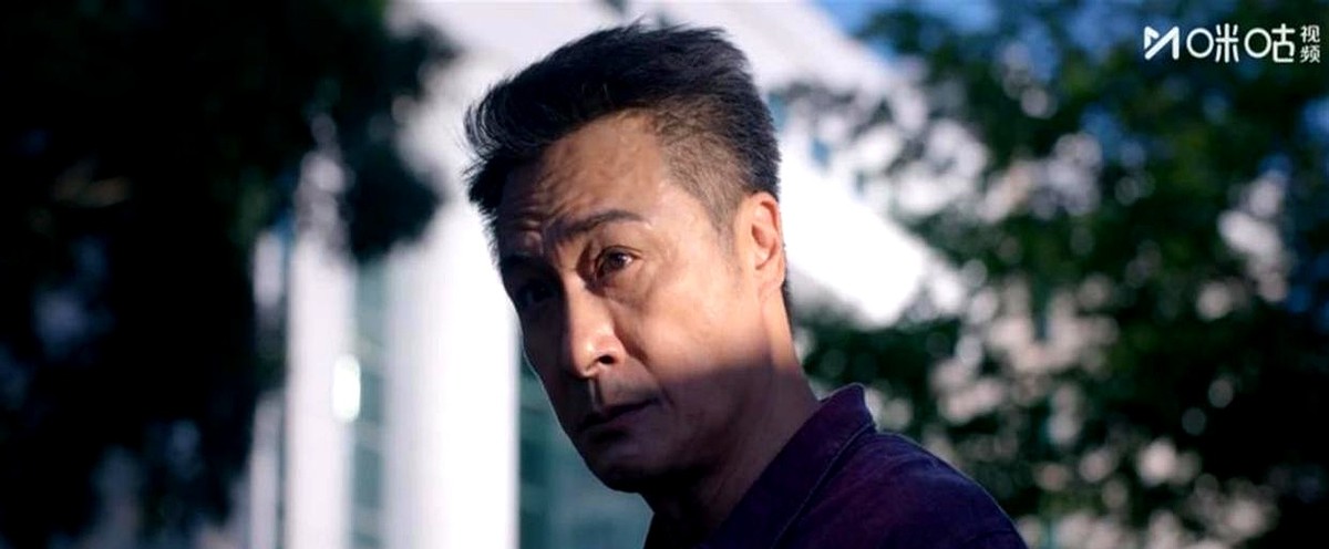 吴镇宇一抬眼，屏幕外的我连呼吸都停了半拍。这部悬疑剧真敢拍。

《蝉》把人性的底裤扒了个精光。没有滤镜，只有血淋淋的现实。钟楚曦和郑云龙一出场，那种从骨子里透出来的压抑感，直接把你拽进漩涡。

剧本逻辑确实有漏风的地方，但全员演技硬生生把这些窟窿缝上了。从少年挣扎到老年绝望，金钱怎么把人的尊严踩在脚